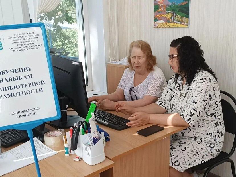 В Саратовской области пенсионеров учат пользоваться «Госуслугами» и видеосвязью