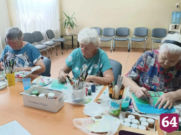 Саратовские пенсионеры проходят реабилитацию с помощью рисования